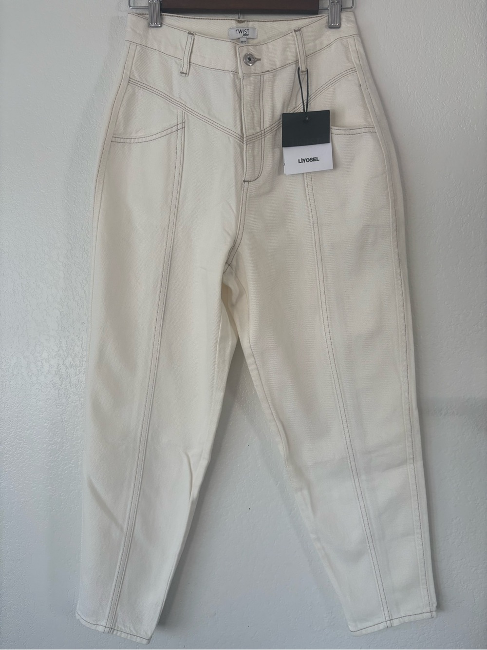 Twist Jeans NWT Cream High Rise Barrel Jeans
Contrast Stitching Size 6